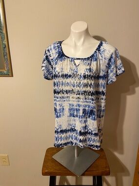 New York Laundry Blue and White Tie-Dye Keyhole Scoop Neck Top